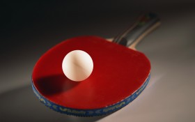 乒乓球拍和乒乓球桌面壁纸