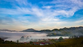 唯美的山村晨雾桌面壁纸