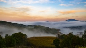 唯美的山村晨雾桌面壁纸