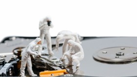 电脑硬件上的迷你小人桌面壁纸