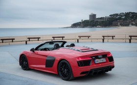 奥迪R8 V10敞篷版跑车桌面壁纸