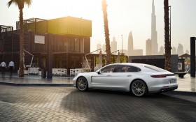 保时捷Panamera Turbo S E-Hybrid桌面壁纸