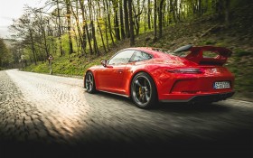时尚跑车保时捷911 GT3汽车桌面壁纸