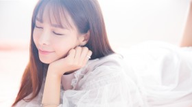 娇俏美女明星沈梦辰桌面壁纸