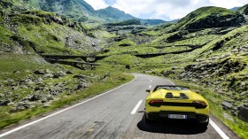 2017 Lamborghini Huracans on the Transfagarasan汽车桌面壁纸