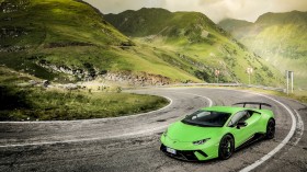 2017 Lamborghini Huracans on the Transfagarasan汽车桌面壁纸