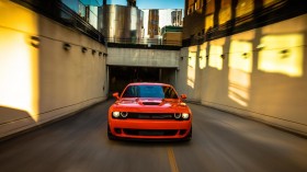 2018道奇挑战者SRT跑车桌面壁纸
