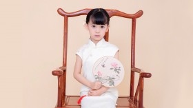 可爱小美女童星演员刘芝妙桌面壁纸