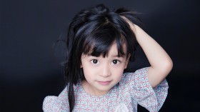 可爱小美女童星演员刘芝妙桌面壁纸