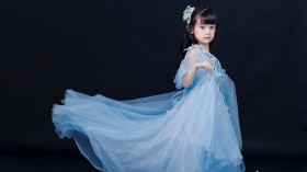 可爱小美女童星演员刘芝妙桌面壁纸