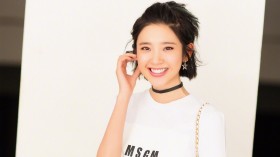 灵动帅气美女明星唐艺昕桌面壁纸