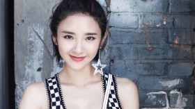 灵动帅气美女明星唐艺昕桌面壁纸