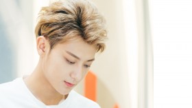鬼马帅哥明星黄子韬桌面壁纸