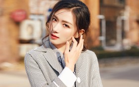 美女演员万茜桌面壁纸