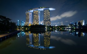 新加坡滨海湾金沙酒店夜景桌面壁纸