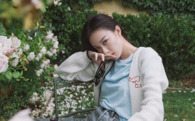 美女倪妮户外写真桌面壁纸