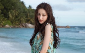 迪丽热巴活泼俏皮写真桌面壁纸