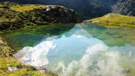 美国俄勒冈州火山湖蓝湖自然风景桌面壁纸
