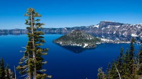 美国俄勒冈州火山湖蓝湖自然风景桌面壁纸