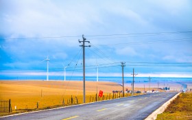 秋天唯美的公路桌面壁纸