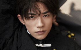 易烊千玺封面花絮照桌面壁纸
