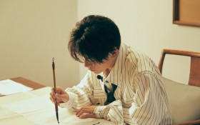 易烊千玺封面花絮照桌面壁纸