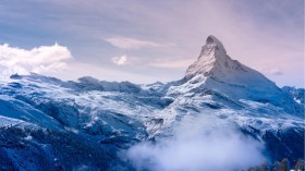 巍峨险峻的雪山风景桌面壁纸