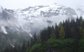 巍峨壮观的雪山风景桌面壁纸