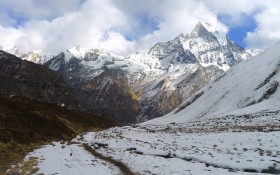 巍峨壮观的雪山风景桌面壁纸