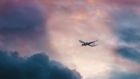 天空中飞行的飞机桌面壁纸