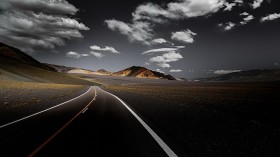 优美的公路风景桌面壁纸