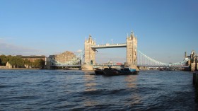 英国伦敦塔桥建筑风机桌面壁纸