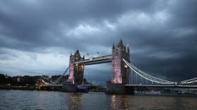 英国伦敦塔桥建筑风机桌面壁纸