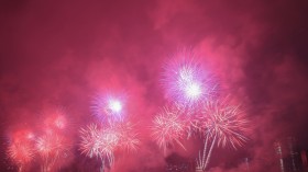 夜空中唯美的烟花风景桌面壁纸