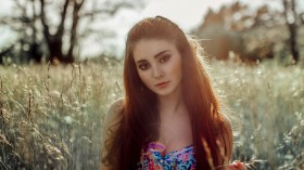 户外欧美美女桌面壁纸