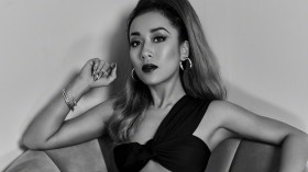 特立独行的美女歌手吉克隽逸桌面壁纸