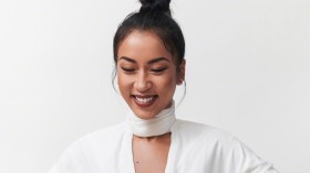 特立独行的美女歌手吉克隽逸桌面壁纸