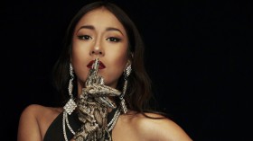 特立独行的美女歌手吉克隽逸桌面壁纸