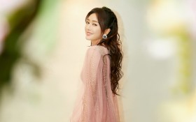 仙气十足的美女明星秦岚桌面壁纸