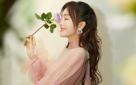 仙气十足的美女明星秦岚桌面壁纸