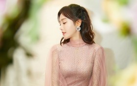 仙气十足的美女明星秦岚桌面壁纸