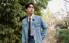 帅哥明星李现复古牛仔装桌面壁纸