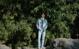 帅哥明星李现复古牛仔装桌面壁纸