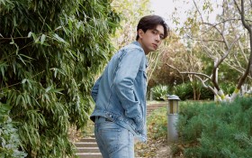 帅哥明星李现复古牛仔装桌面壁纸