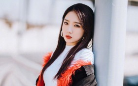 美女歌手孟美岐桌面壁纸